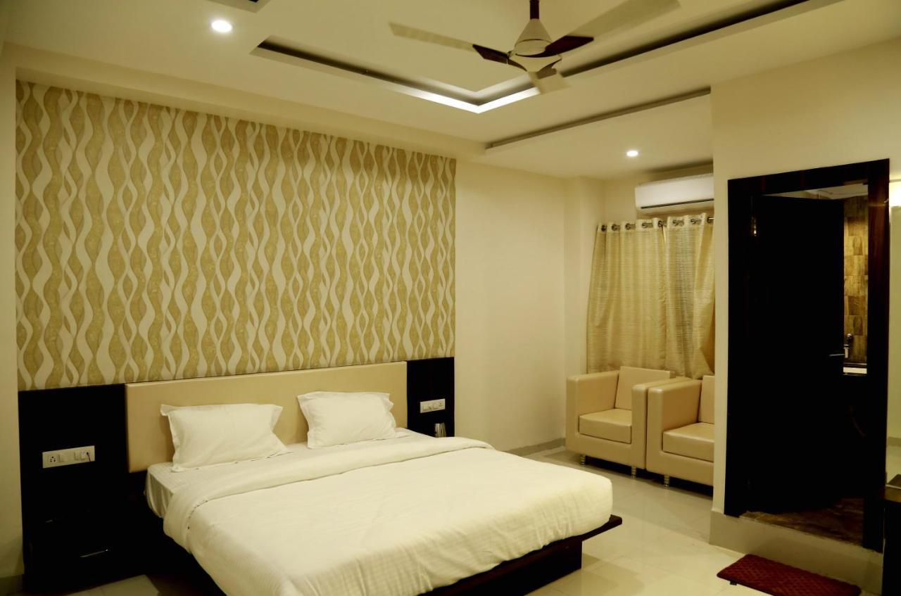 Hotel Kamad Giri,Ujjain Bagian luar foto