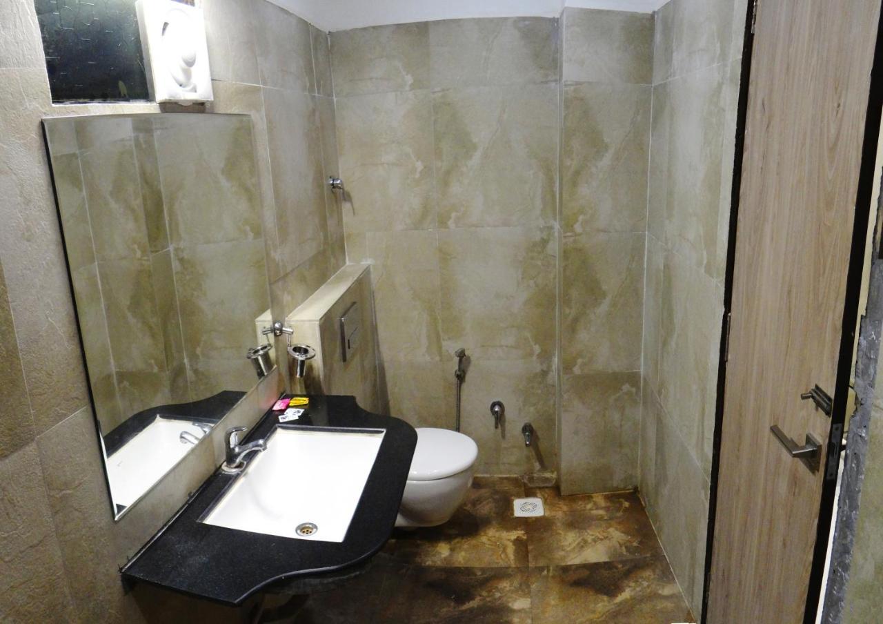 Hotel Kamad Giri,Ujjain Bagian luar foto