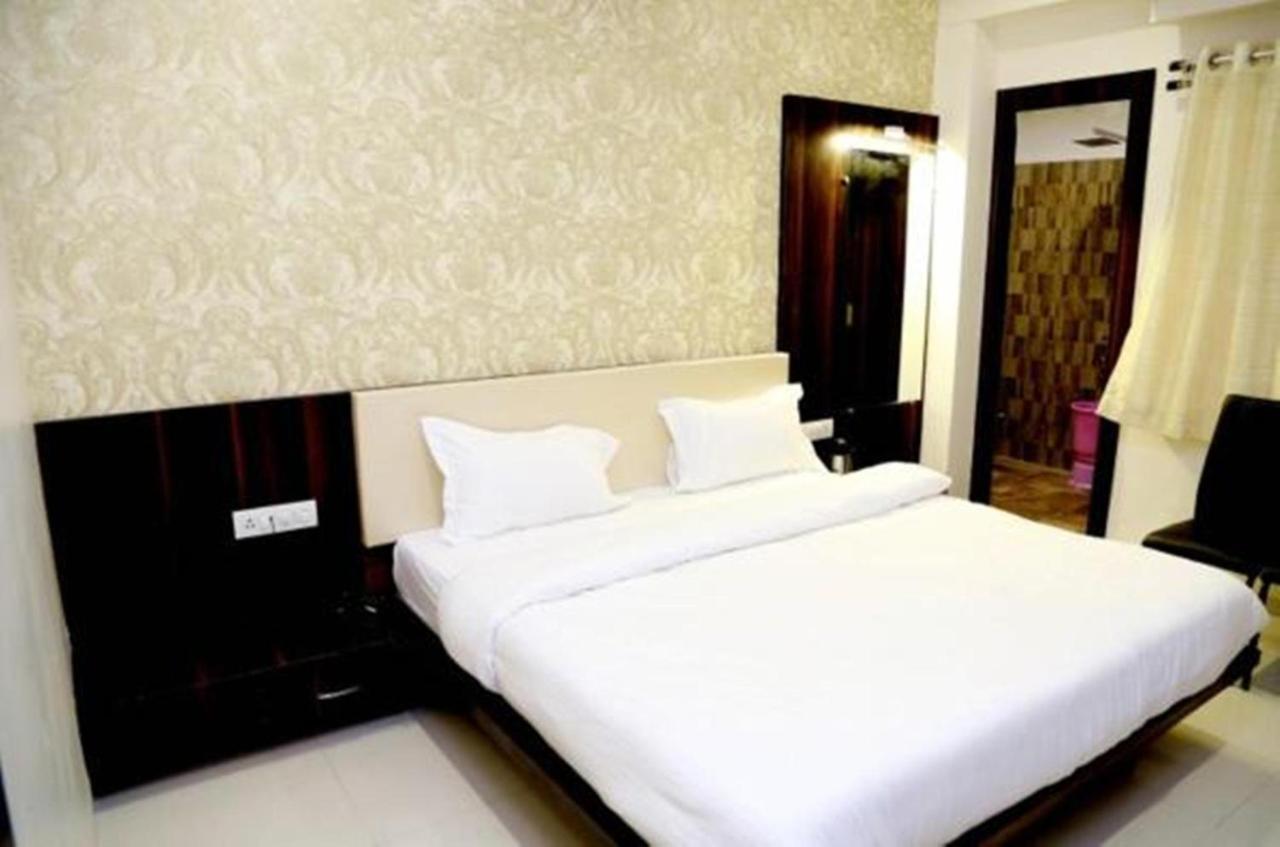 Hotel Kamad Giri,Ujjain Bagian luar foto