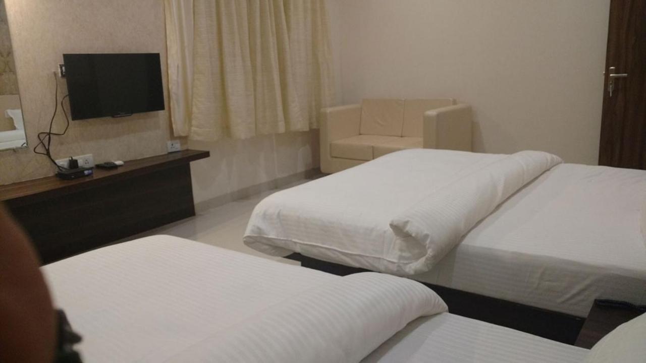 Hotel Kamad Giri,Ujjain Bagian luar foto